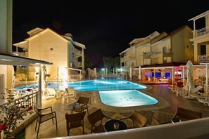 标准三人房, 阳台, 泳池景观 | 阳台景观