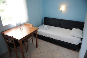 Habitació triple estàndard, balcó, vistes a la piscina | Caixa forta a l'habitació i wifi gratuïta