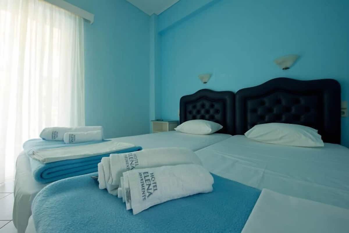 Habitació triple estàndard, balcó, vistes a la piscina | Caixa forta a l'habitació i wifi gratuïta