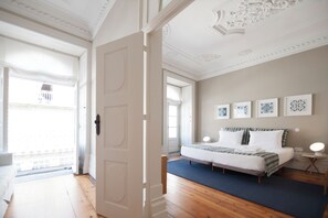 1 quarto, ferros/tábuas de passar roupa, roupa de cama