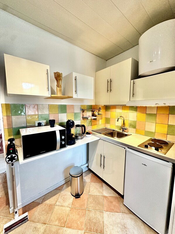 Kühlschrank, Mikrowelle, Herdplatte, Wasserkocher mit Kaffee-/Teezubehör