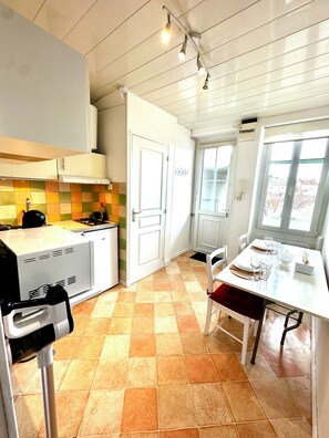 Kühlschrank, Mikrowelle, Herdplatte, Wasserkocher mit Kaffee-/Teezubehör