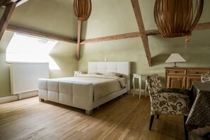 10 bedrooms, WiFi, bed sheets