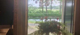 The Golden Moment.... Magical luxury vacation home by the green water