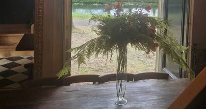 The Golden Moment.... Magical luxury vacation home by the green water