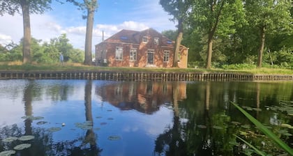 The Golden Moment.... Magical luxury vacation home by the green water