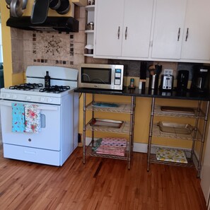 Private kitchen - Fabulous 2 bedroom house on a quiet street right in the heart of West Asheville! (Asheville)