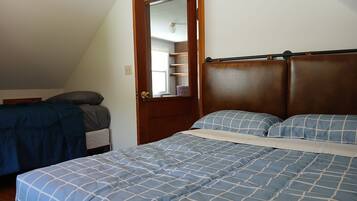3 bedrooms, desk, iron/ironing board, travel crib