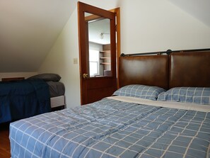 3 dormitorios, escritorio, tabla de planchar con plancha y cuna de viaje