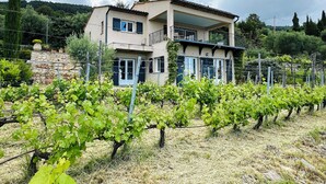 A two-story house with a balcony, surrounded by a vineyard. - Bellevue Spéra (Spéracèdes)