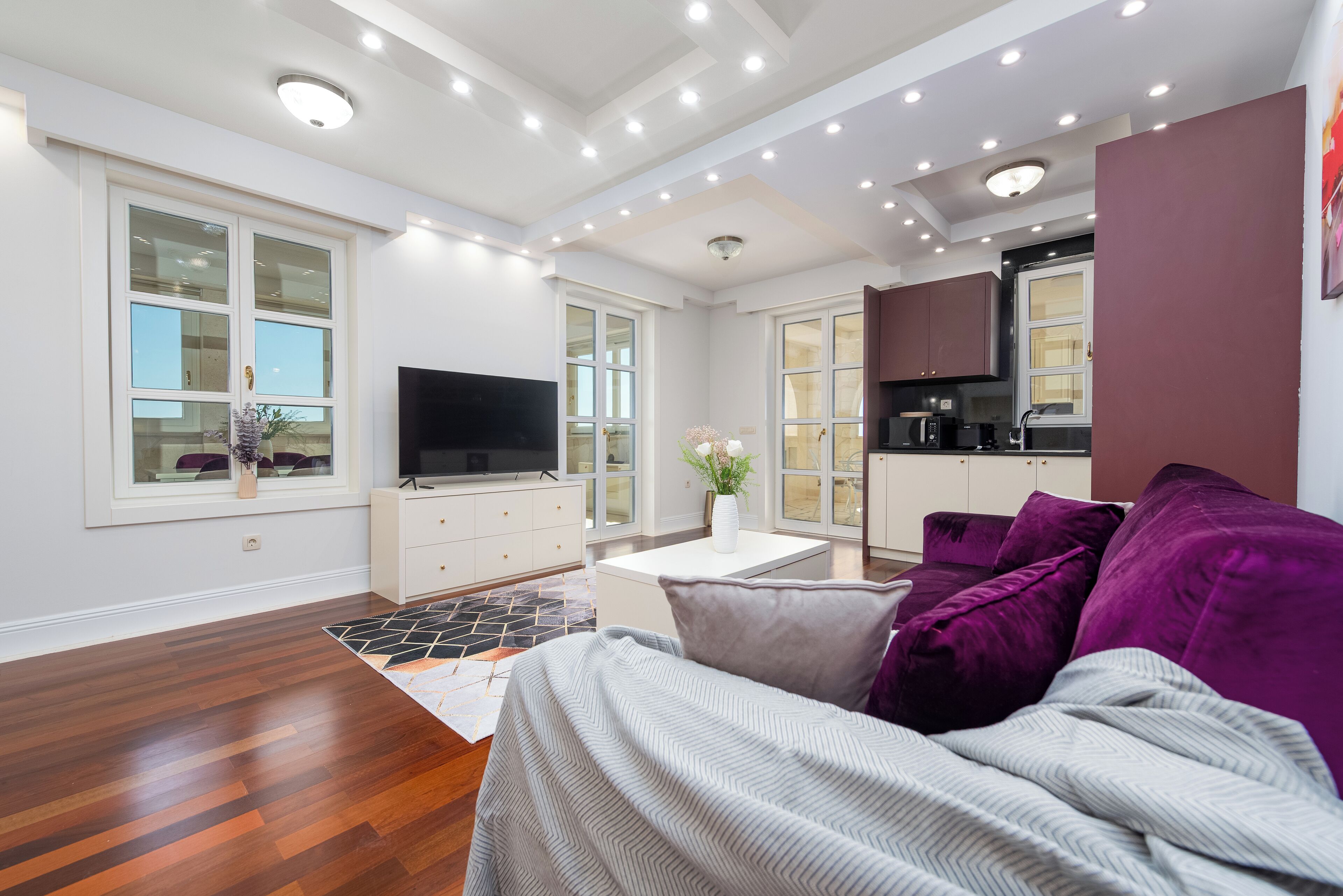 Căn hộ Deluxe, quang cảnh một góc biển | Khu phòng khách | TV 