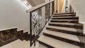 A staircase with black iron railings and marble steps. - Chateau Dabo (Novalja)