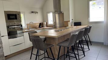 Microondas, horno, placa de cocina, lavavajillas