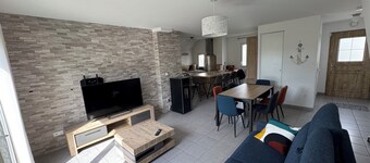 Quiet house in a dead-end "Private Residence" near beach - town center.