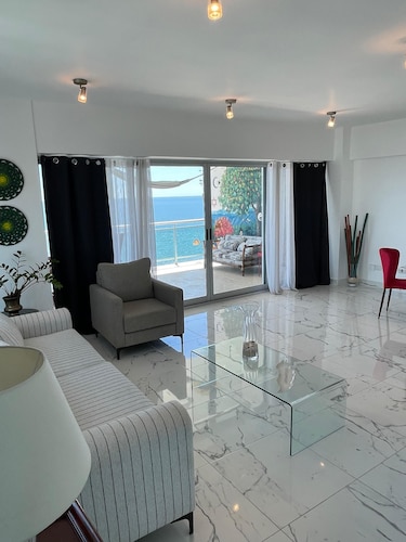 Fabulous ocean view in centrally located apartment