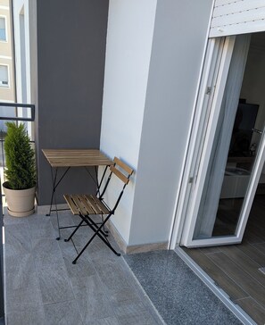 Outdoor dining - Eleven Apartment. Cozy modern two-room apartment for up to 4 guests. (Novara)