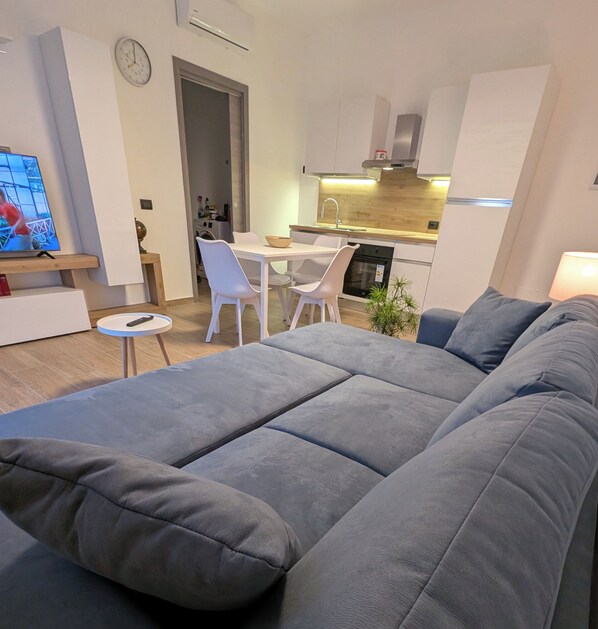 Smart TV - Eleven Apartment. Cozy modern two-room apartment for up to 4 guests. (Novara)
