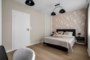 3 habitaciones, escritorio, tabla de planchar con plancha y wifi gratis