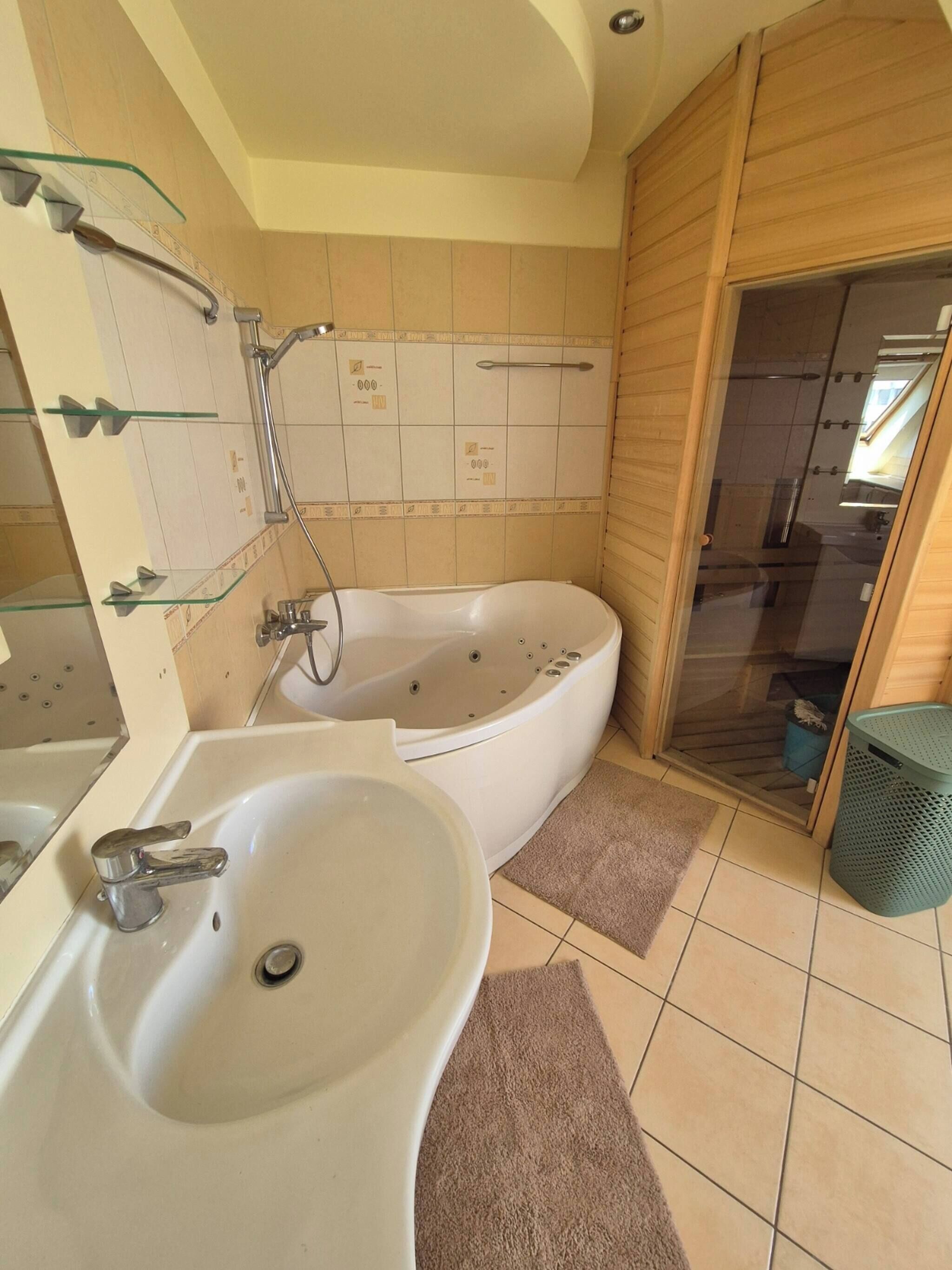 Apartment, 2 Bedrooms, Smoking, Balcony | Bathroom