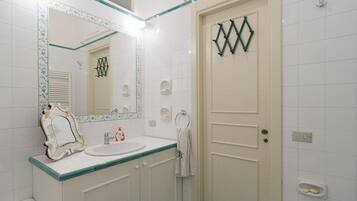 Haartrockner, Bidet, HandtĂŒcher, Seife