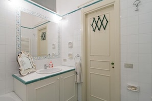 Sèche-cheveux, bidet, serviettes fournies, savon