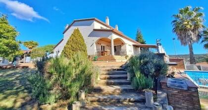 Home in Mas Altaba · 6 bedrooms · 9 beds · 3 baths