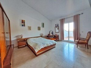 6 quartos, acesso à internet, roupa de cama