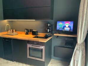 Een oven, een kookplaat, een vaatwasser