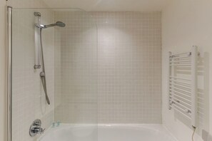 Regadera, secadora de cabello, toallas 