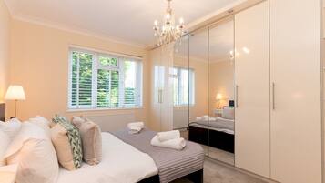 4 bedrooms, iron/ironing board, free WiFi, bed sheets