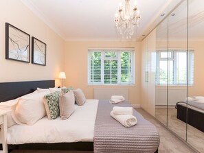 4 bedrooms, iron/ironing board, free WiFi, bed sheets