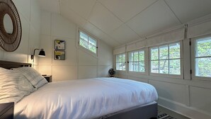 3 soverom, skrivebord, strykejern/-brett og reiseseng for barn