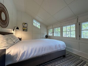 3 bedrooms, desk, iron/ironing board, travel cot - Charming 3-bedroom, 2-bath cottage with AC in Lakeside near Hoover Auditorium (Lakeside)