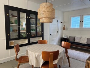 Interior - Charming 3-bedroom, 2-bath cottage with AC in Lakeside near Hoover Auditorium (Lakeside)