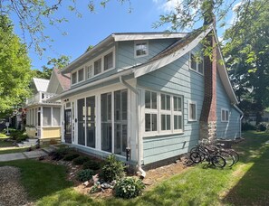 Exterior - Charming 3-bedroom, 2-bath cottage with AC in Lakeside near Hoover Auditorium (Lakeside)