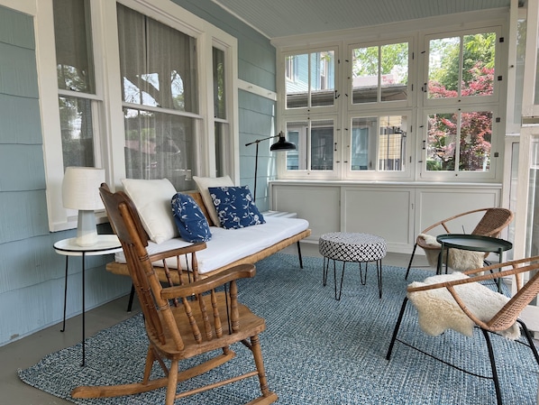 Terrace/patio - Charming 3-bedroom, 2-bath cottage with AC in Lakeside near Hoover Auditorium (Lakeside)