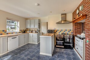 Mikroaaltouuni, uuni, astianpesukone, syöttötuoli