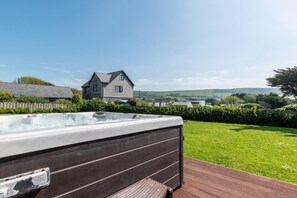 Tina de hidromasaje al aire libre