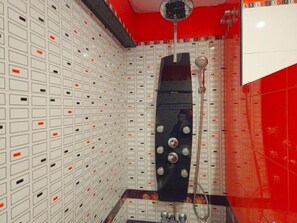 Een douche, een bubbelbad, handdoeken