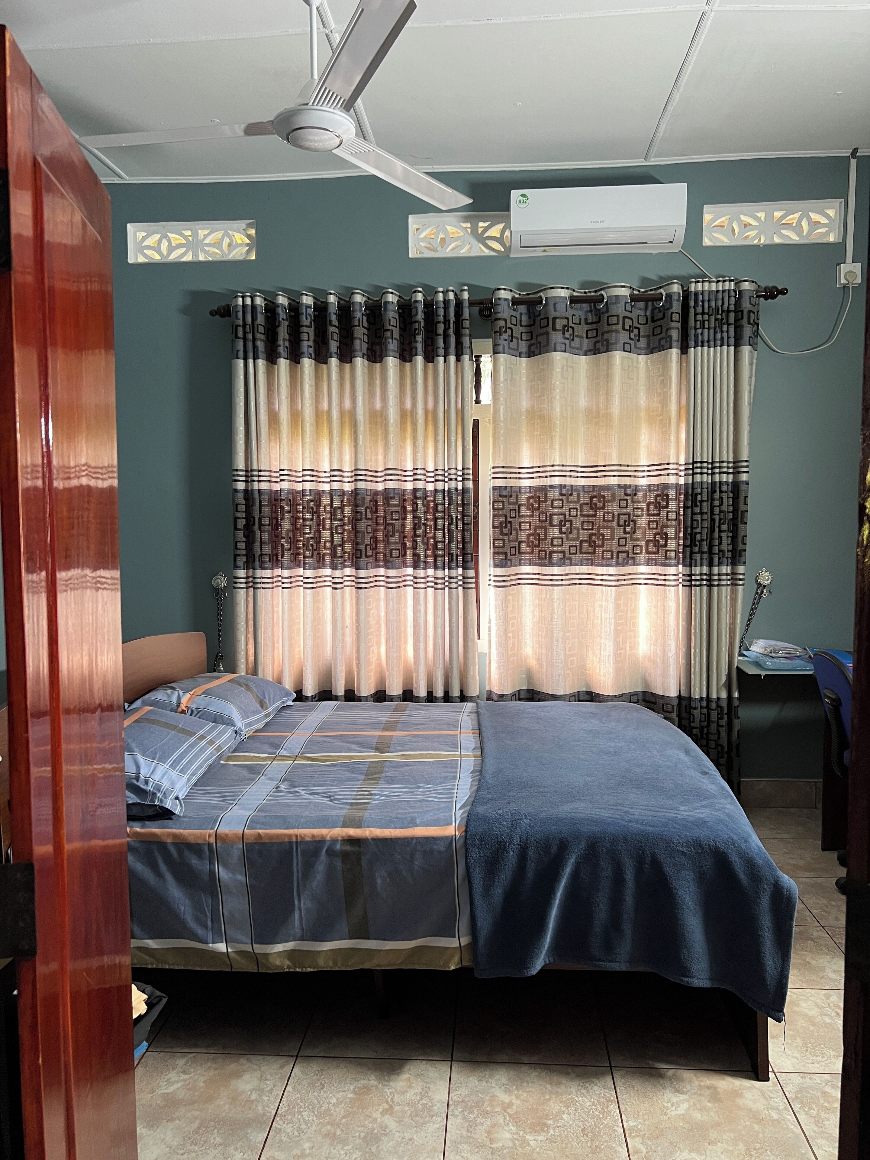 3 habitaciones, tabla de planchar con plancha, wifi y ropa de cama 