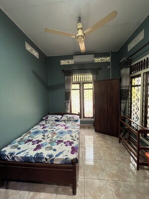 3 habitaciones, tabla de planchar con plancha, wifi y ropa de cama 