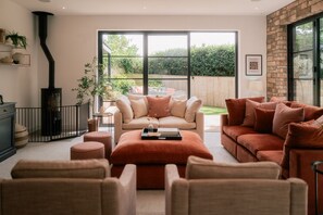 Smart-TV, peis, bøker og stereoanlegg