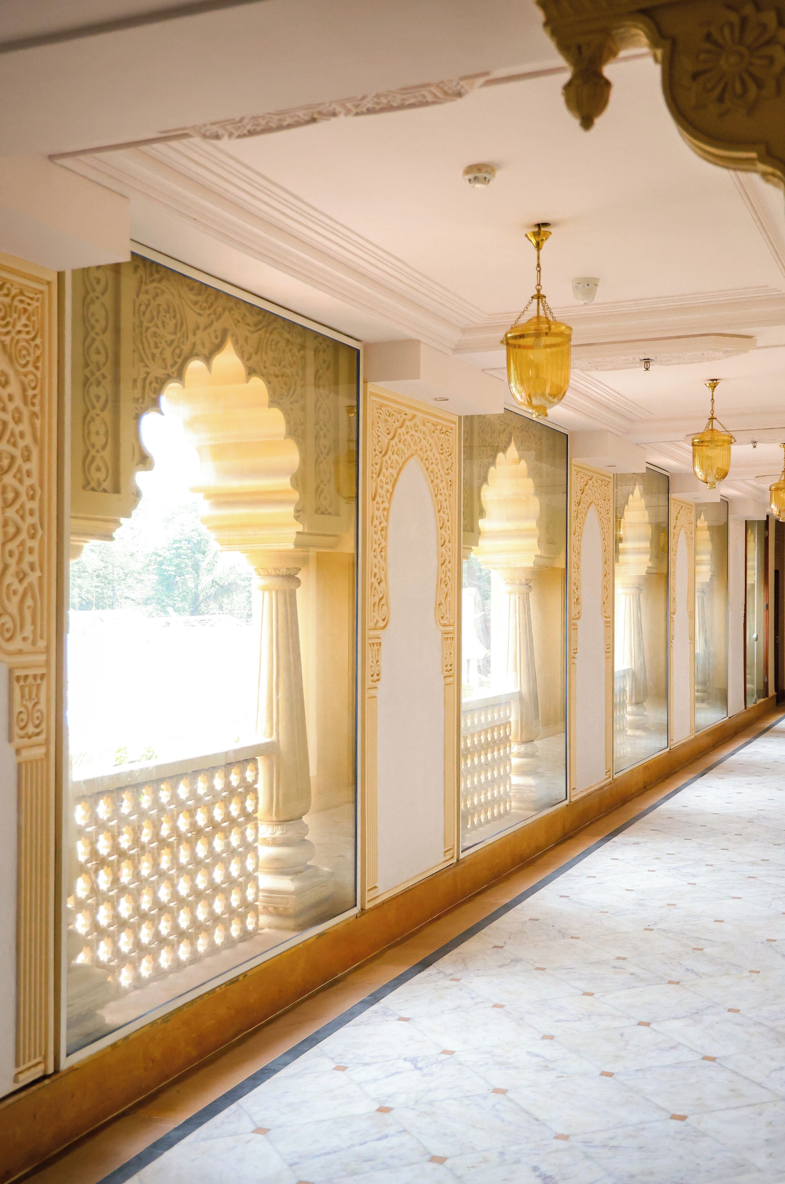 Habitació doble superior, 1 llit de matrimoni gran, vistes a la ciutat | Sala d'estar | Televisor intel·ligent de 32 polzades amb canals digitals 