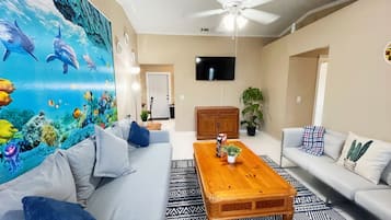 Casa de lujo, 3 habitaciones, vista al jardín | Área de sala de estar | Smart TV de 50 pulgadas con canales digitales y juguetes