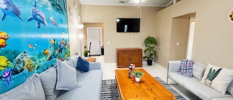 Casa Luxury, 3 camere da letto, vista giardino | Area soggiorno | Smart TV 50 pollici con canali digitali, giocattoli