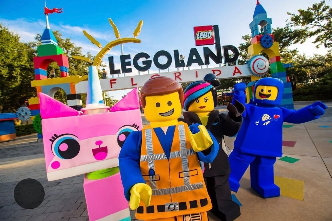 LEGO characters in front of the LEGO Florida sign.