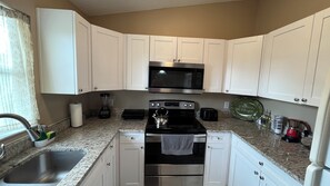 Luxury House, 3 Bedrooms, Garden View | Private kitchen