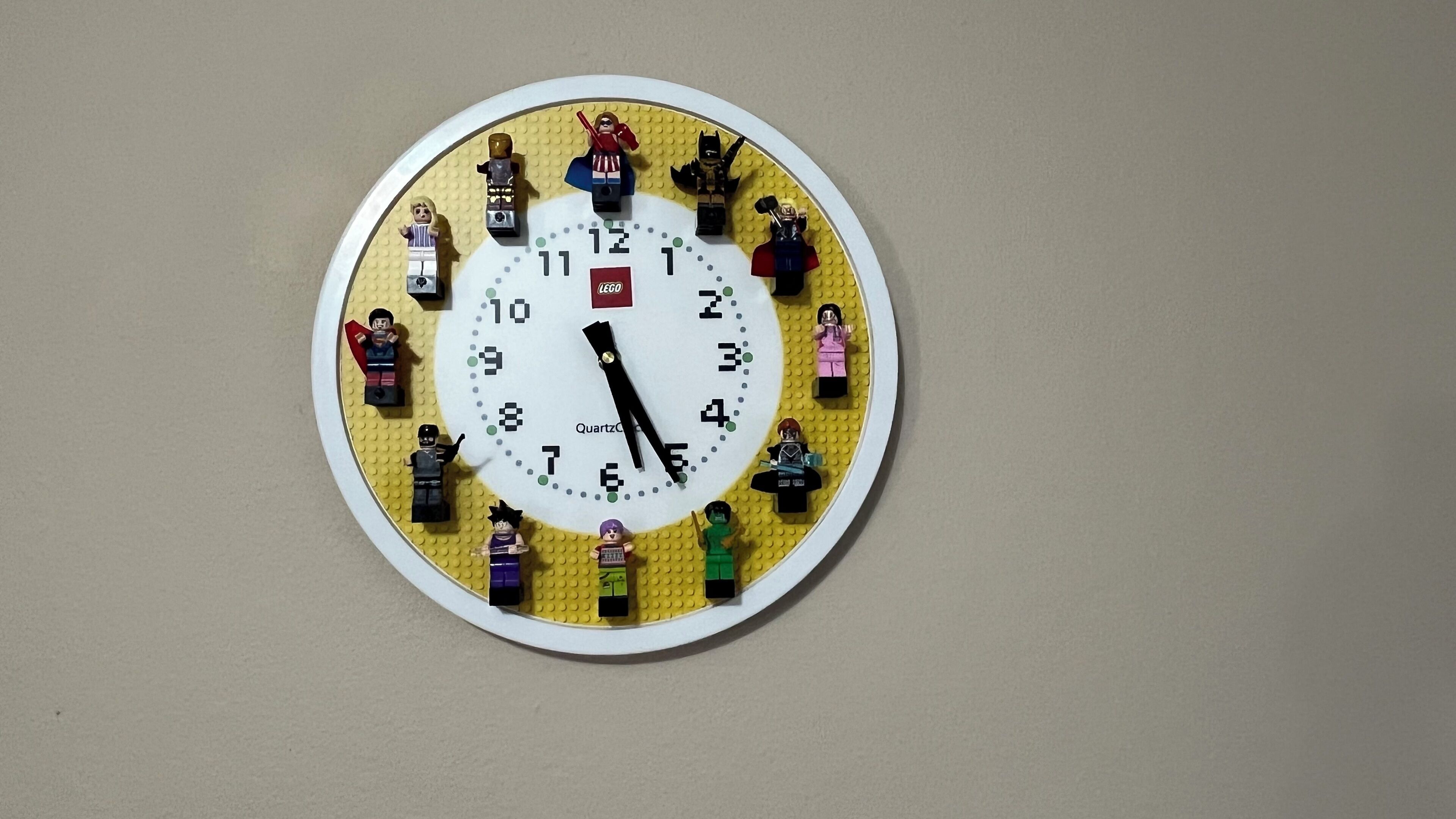 Um relógio com figuras LEGO no mostrador.
