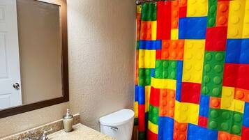 Luksushus, 3 soverom, hageutsikt | Bad | Toalettartikler (inkludert), håndklær, såpe og sjampo