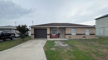 Luxury House, 3 Bedrooms, Garden View | Premium bedding, individually decorated, individually furnished